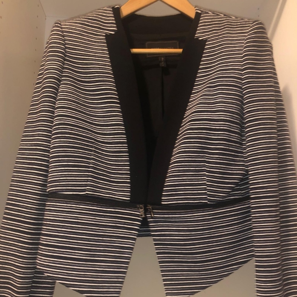Jacket with bottom half zipper